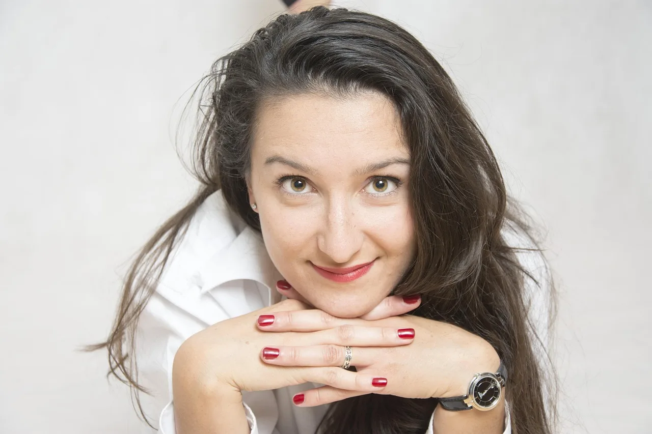 photo studio, a smile, portrait, models, portrait of a woman, heat, face, beauty, brunette, closeup, studio, image. A before and after photo checklist: sixteen questions to run on any pair