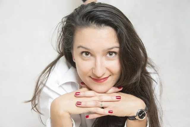 photo studio, a smile, portrait, models, portrait of a woman, heat, face, beauty, brunette, closeup, studio, image. A before and after photo checklist: sixteen questions to run on any pair