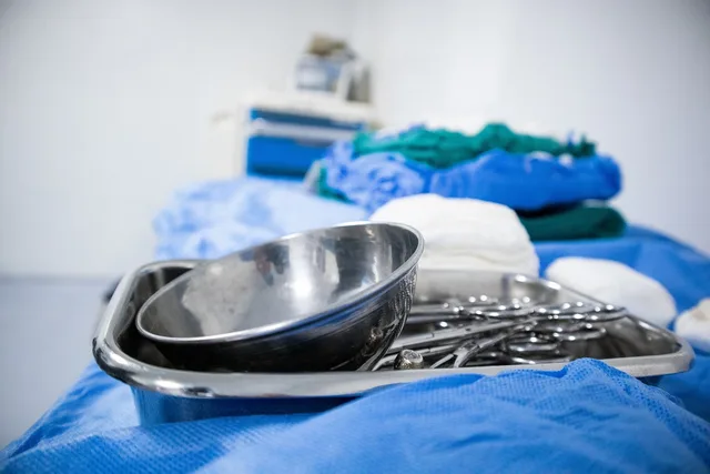 instrumentation, hospital, clinic, operating room, tweezers, surgical, operating room, operating room, operating room, operating room, operating room, surgical, surgical, surgical, surgical. Hair transplant clinic signals: twenty situations, what to ask, and the timeline to expect